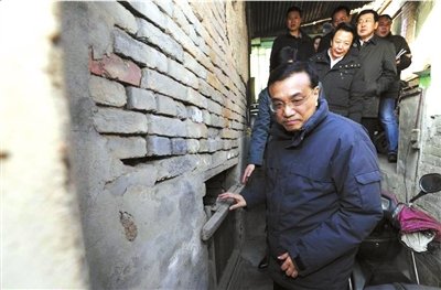昨天，李克強(qiáng)看望包頭北梁棚戶區(qū)居民。新華社發(fā)